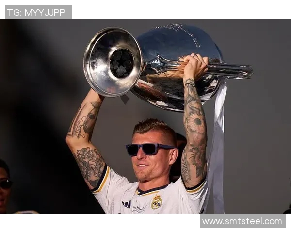 克罗斯在足球世界的影响力与成就分析：从天才少年到传奇中场的成长之路